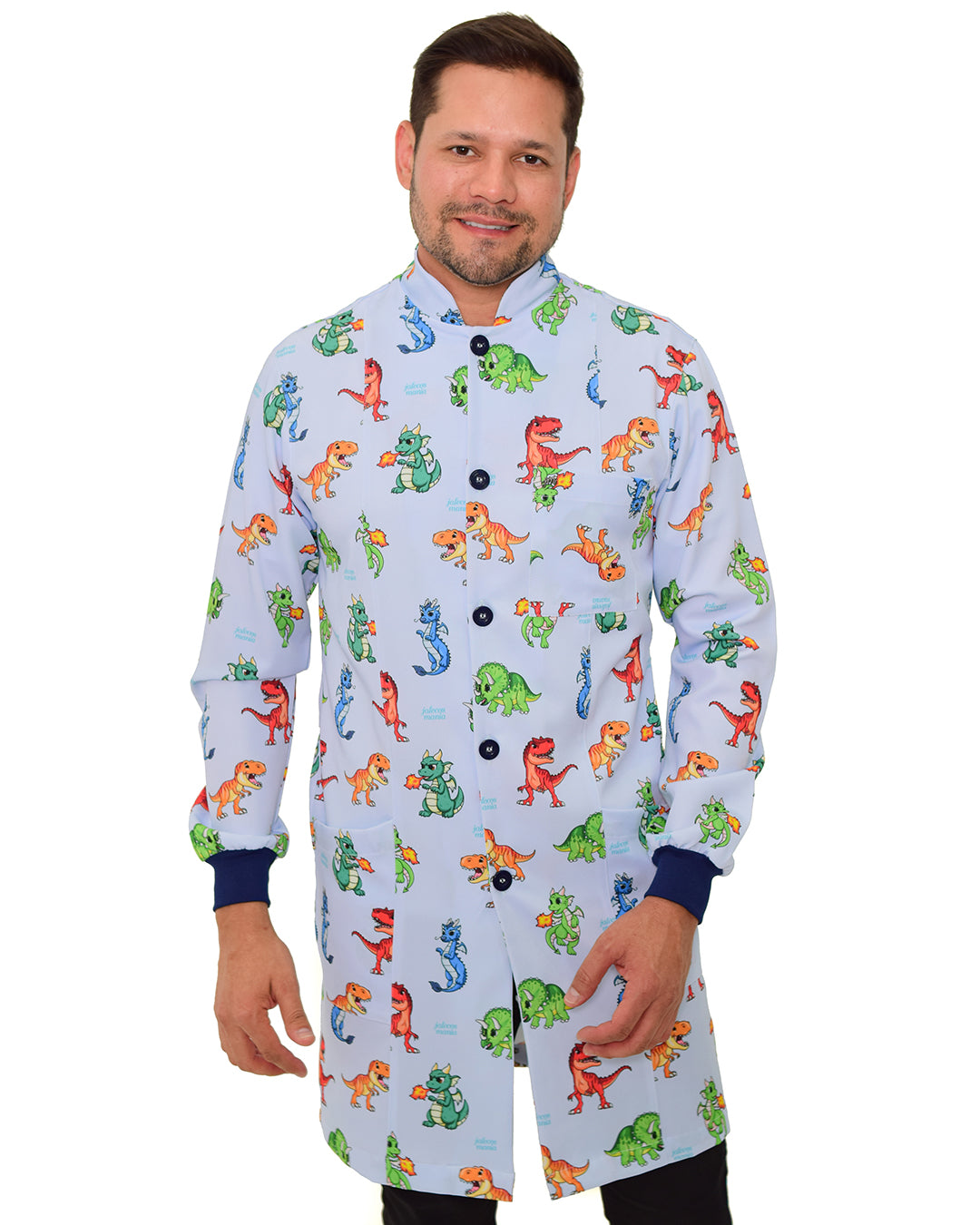 Jaleco masculino Man estampado Jurássico de frente, com dinossauros coloridos em fundo azul claro e botões azuis