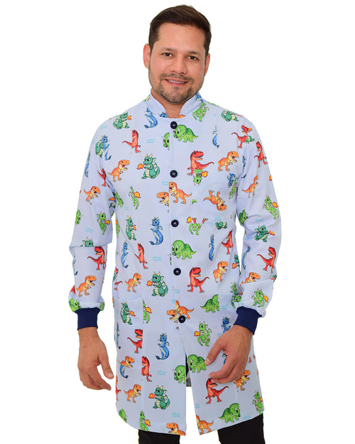 Jaleco masculino Man estampado Jurássico de frente, com dinossauros coloridos em fundo azul claro e botões azuis