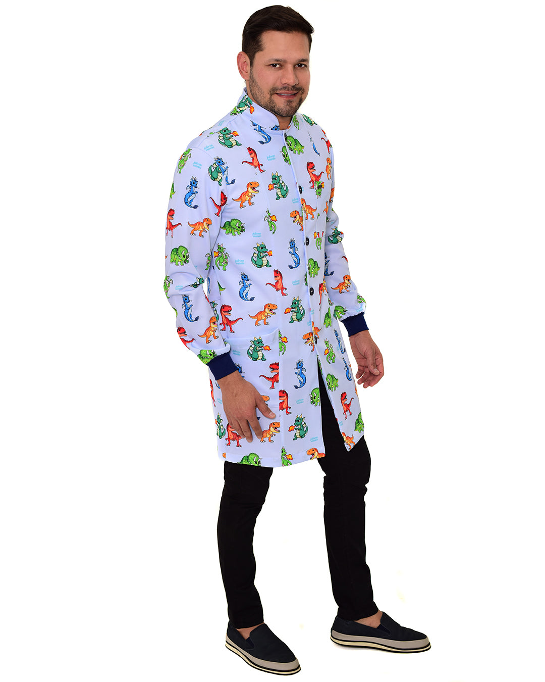 Jaleco masculino Man estampado Jurássico em meio perfil, gola padre e estampa de dinossauros em fundo claro — foto 4