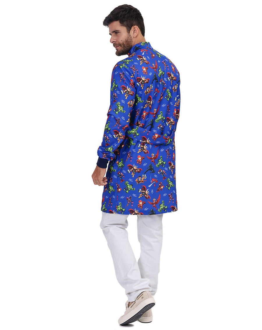 Jaleco masculino Man estampado Super Heróis visto de costas, estampa contínua de heróis em fundo azul royal