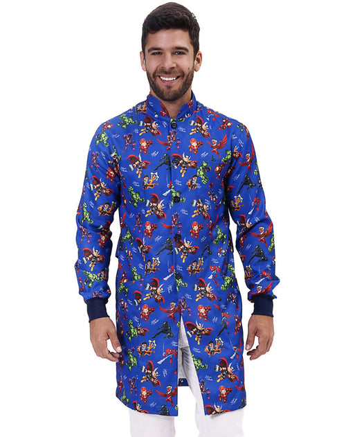 Jaleco masculino Man estampado Super Heróis de frente, fundo azul royal com heróis em cartoon e punhos azuis