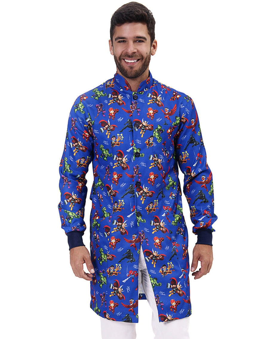 Jaleco masculino Man estampado Super Heróis de frente, fundo azul royal com heróis em cartoon e punhos azuis