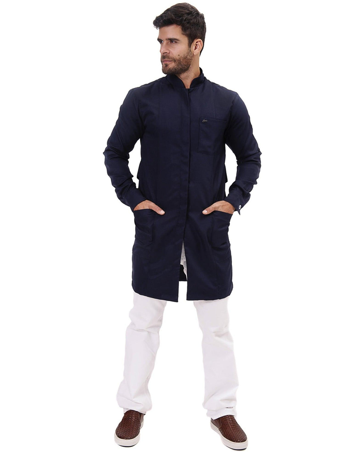 Jaleco masculino Man Simple Color azul marinho de corpo inteiro, mãos nos bolsos e comprimento até o joelho — foto 3