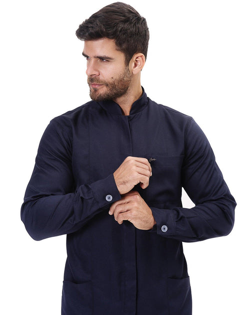 Jaleco masculino Man Simple Color azul marinho de frente, com gola padre, bolso no peito e botão no punho