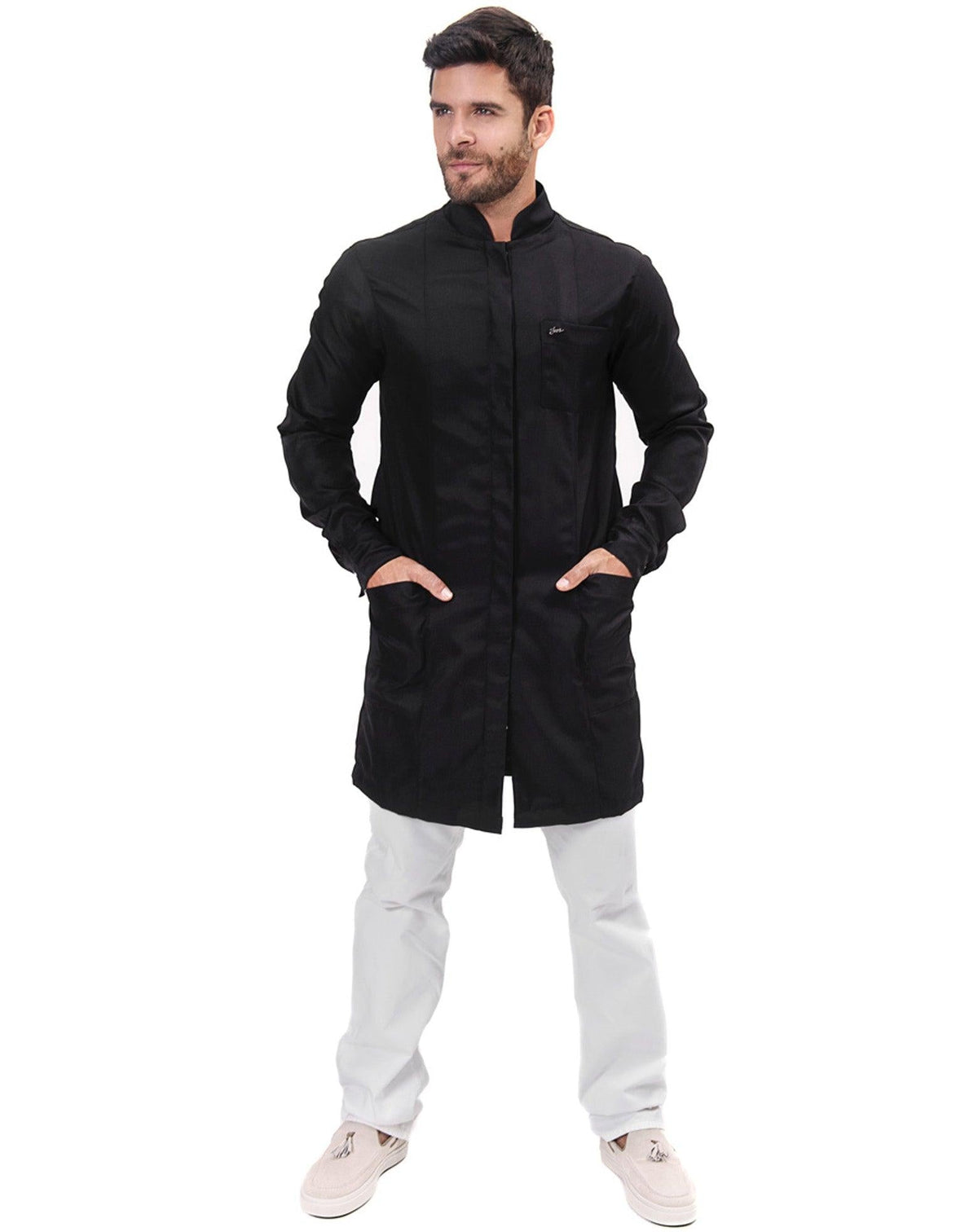 Jaleco masculino Man Simple Color preto frontal de corpo inteiro, fechamento embutido e bolsos frontais amplos — foto 3