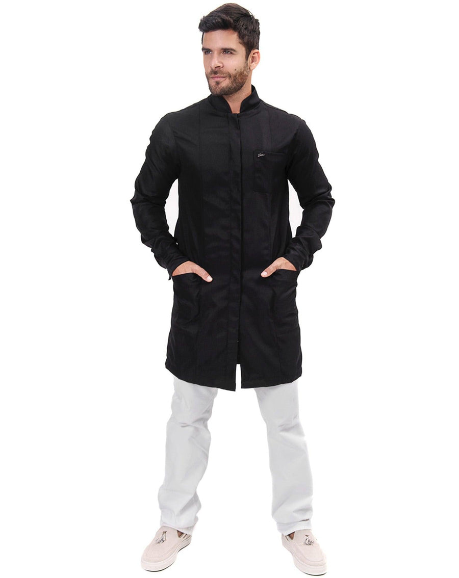 Jaleco masculino Man Simple Color preto frontal de corpo inteiro, fechamento embutido e bolsos frontais amplos
