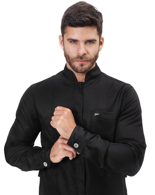 Jaleco masculino Man Simple Color preto em meio corpo frontal, com gola padre e punhos fechados com botão