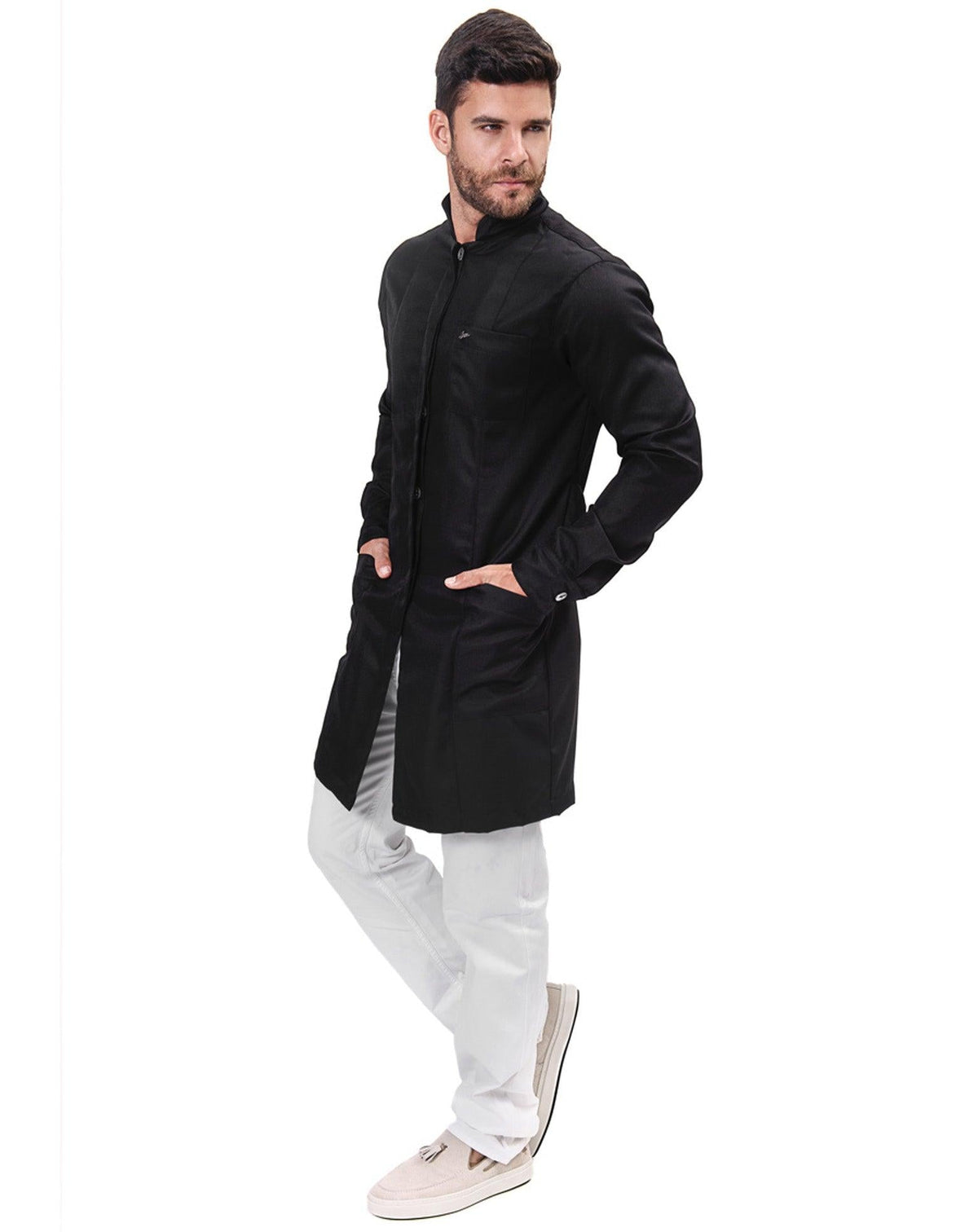 Jaleco masculino Man Simple Color preto visto de lado no modelo, corpo inteiro com mãos nos bolsos frontais — foto 2