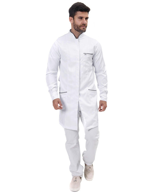 Jaleco masculino Man Slim branco frontal de corpo inteiro, corte slim com bolsos frontais de viés azul marinho