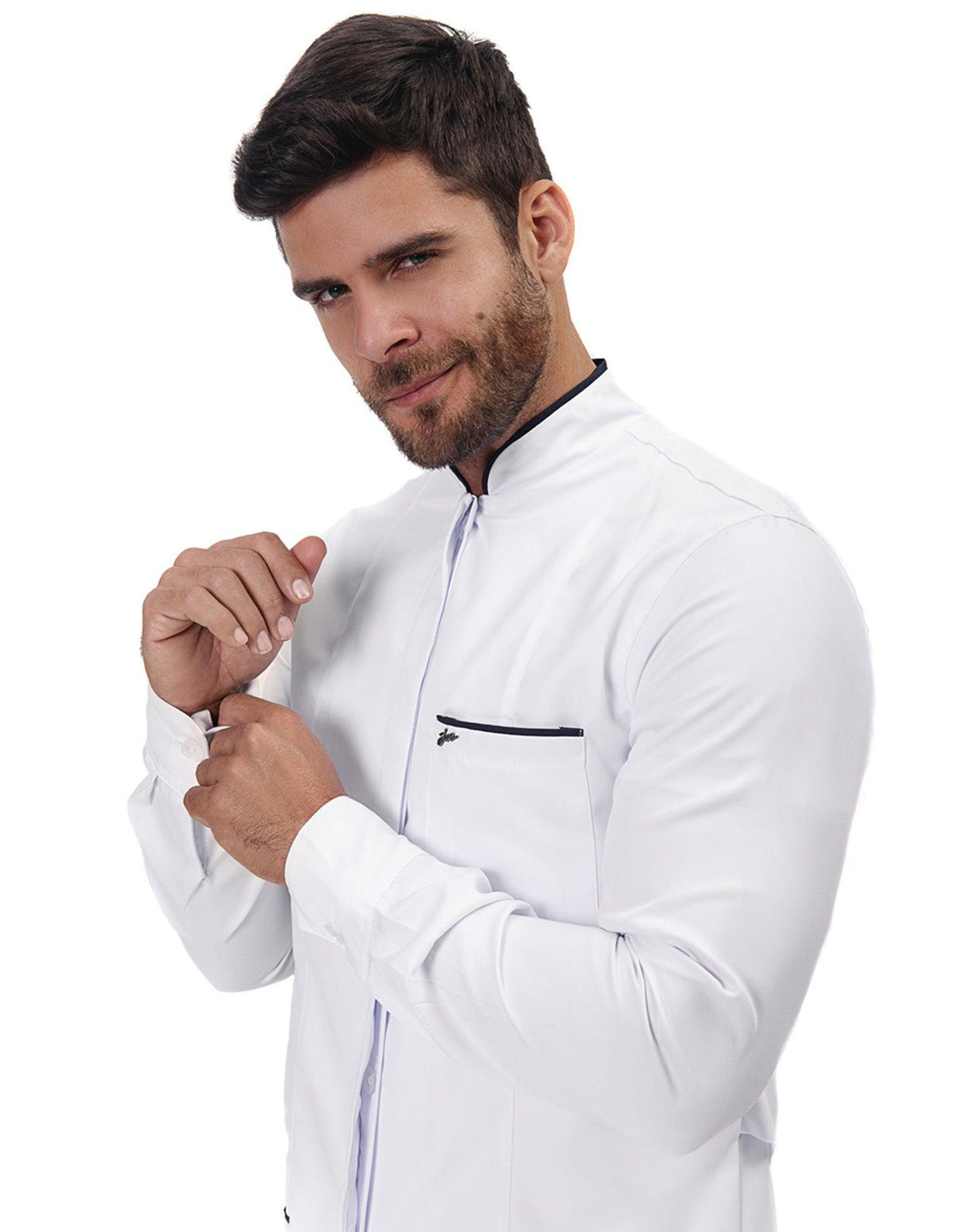 Jaleco masculino Man Slim branco em detalhe lateral da gola padre com viés azul marinho e bolso no peito — foto 3