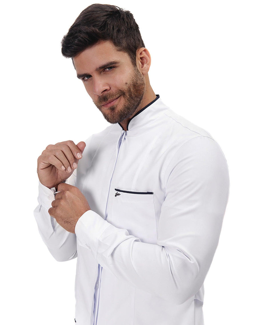 Jaleco masculino Man Slim branco em detalhe lateral da gola padre com viés azul marinho e bolso no peito