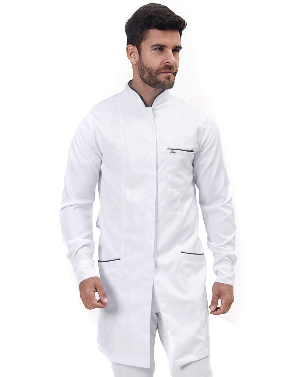 Jaleco masculino Man Slim branco em meio corpo frontal, gola padre e bolsos com viés azul marinho