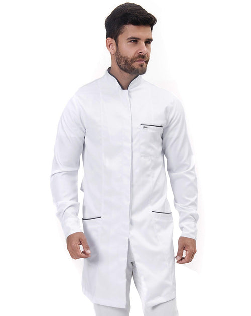 Jaleco masculino Man Slim branco em meio corpo frontal, gola padre e bolsos com viés azul marinho