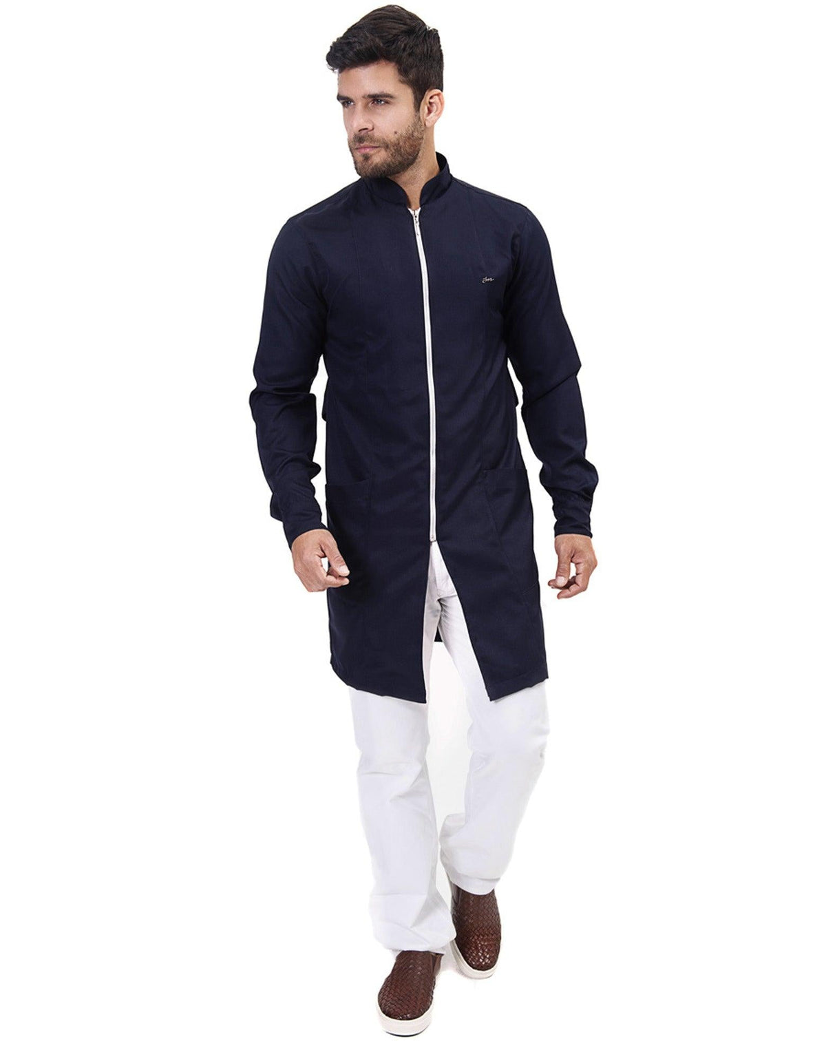Jaleco masculino Man Smooth azul marinho frontal de corpo inteiro, com zíper branco e bolsos frontais — foto 3