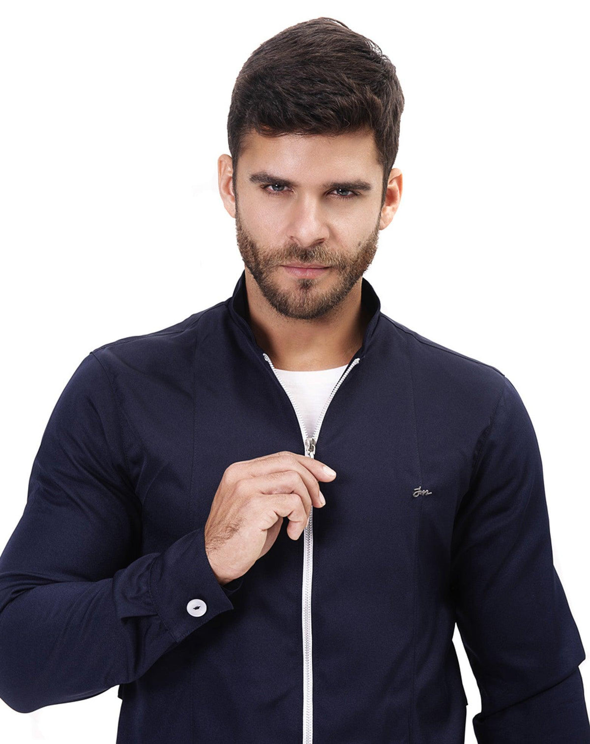 Jaleco masculino Man Smooth azul marinho em meio corpo frontal, gola alta e zíper branco sendo ajustado pelo modelo