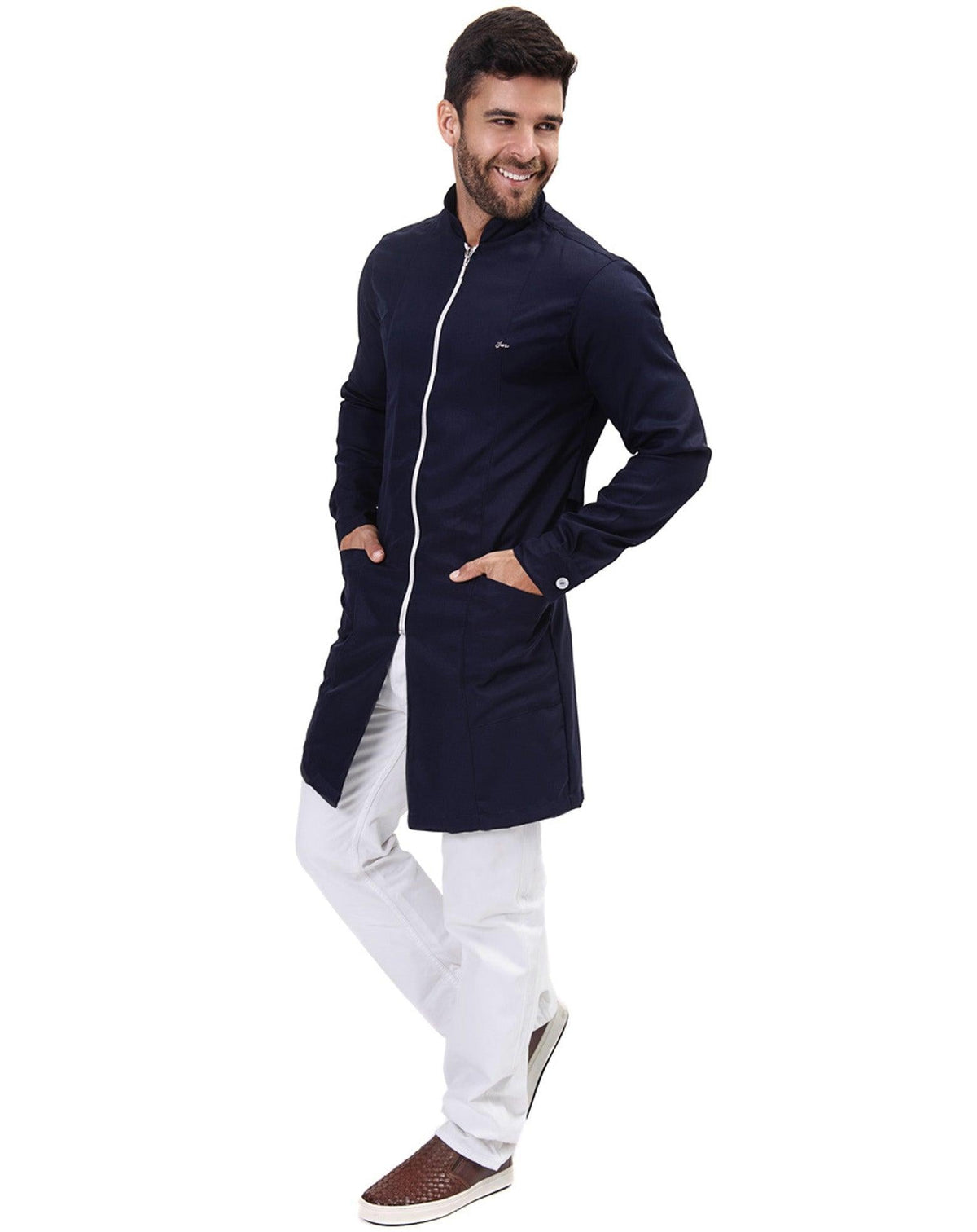 Jaleco masculino Man Smooth azul marinho visto de lado, corpo inteiro com zíper frontal e mãos nos bolsos — foto 2