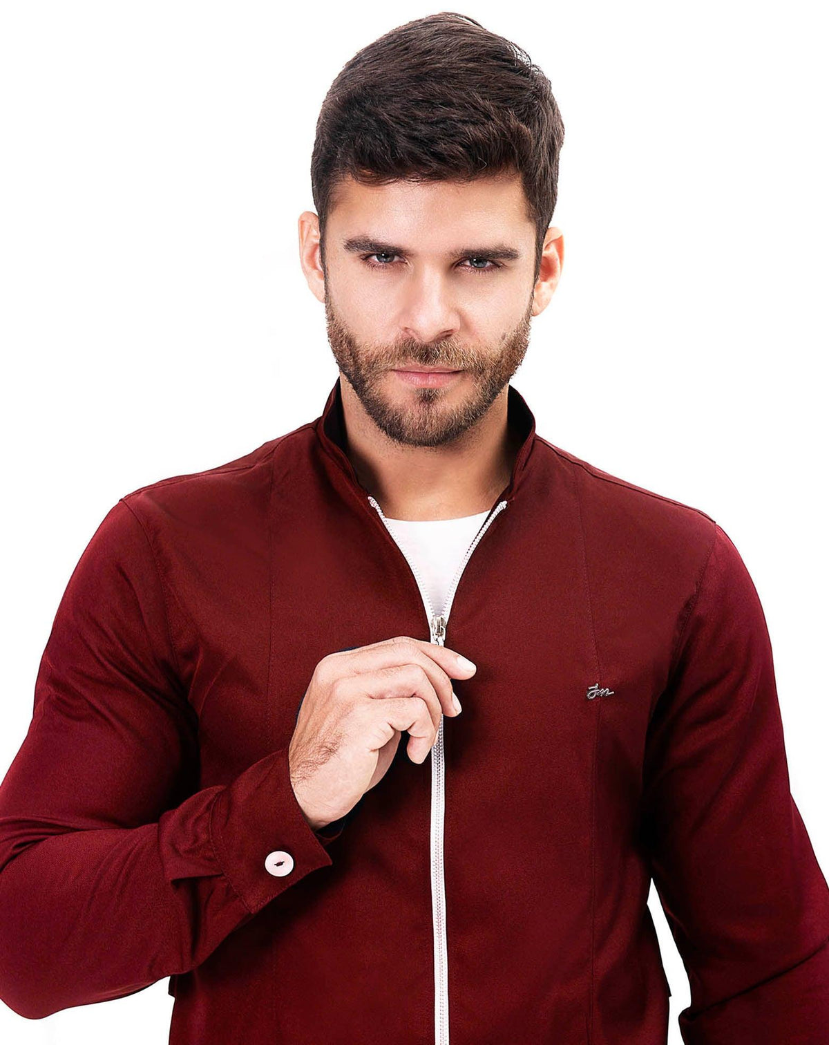 Jaleco masculino Man Smooth bordô em detalhe aproximado do zíper branco, gola alta e punho com botão — foto 3