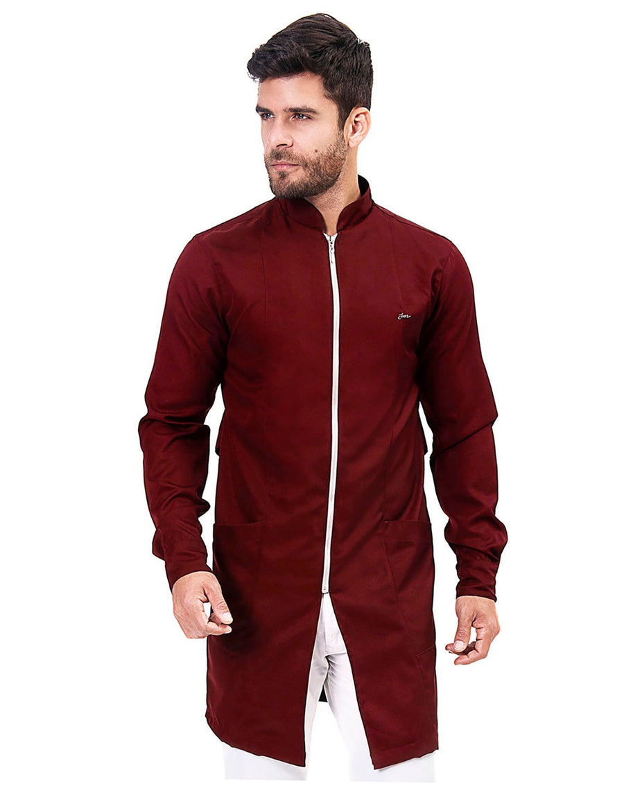 Jaleco masculino Man Smooth bordô em vista frontal, gola alta, zíper branco e bolsos frontais amplos