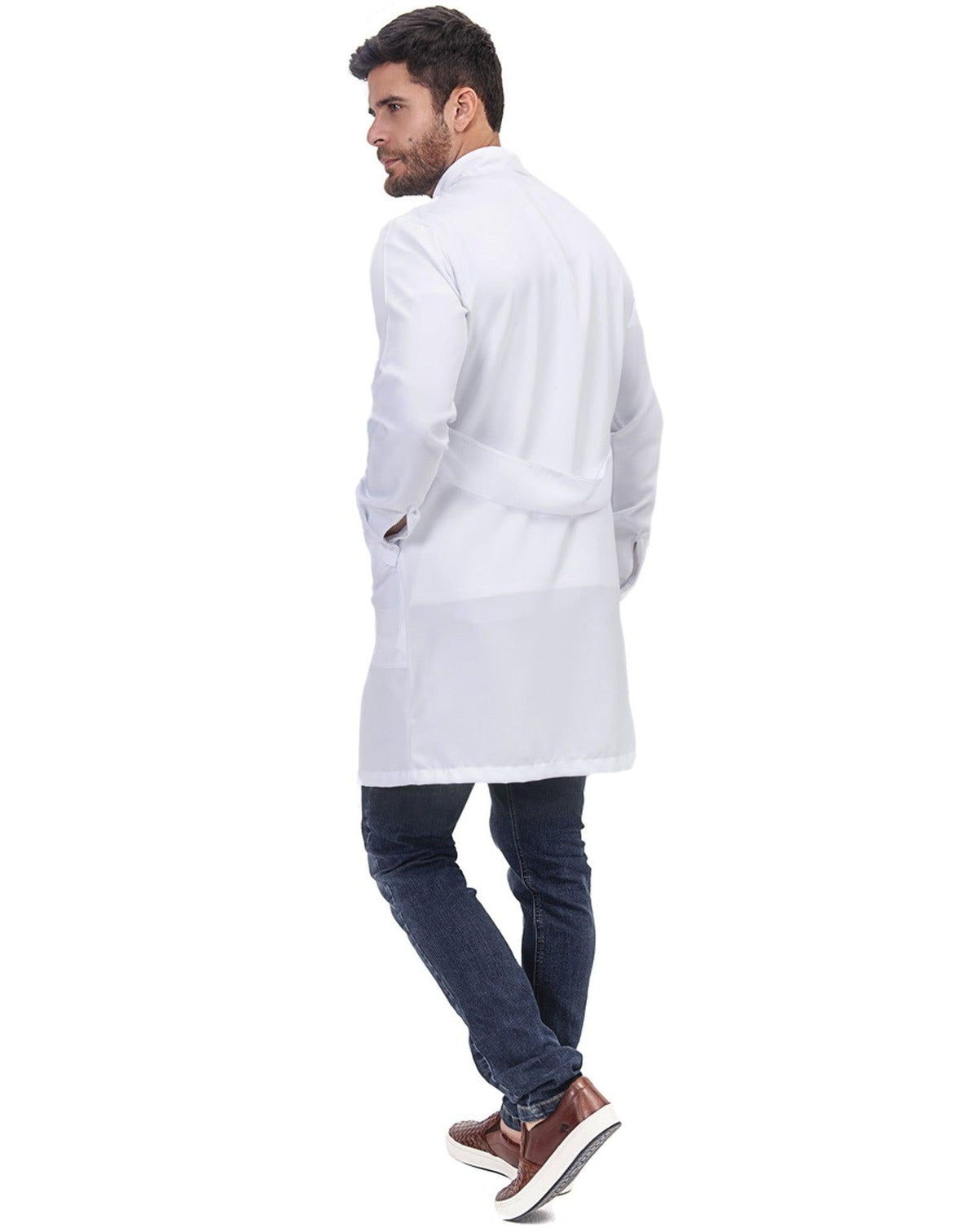 Jaleco masculino Man Smooth branco visto de costas, com faixa traseira na cintura e mangas longas — foto 4