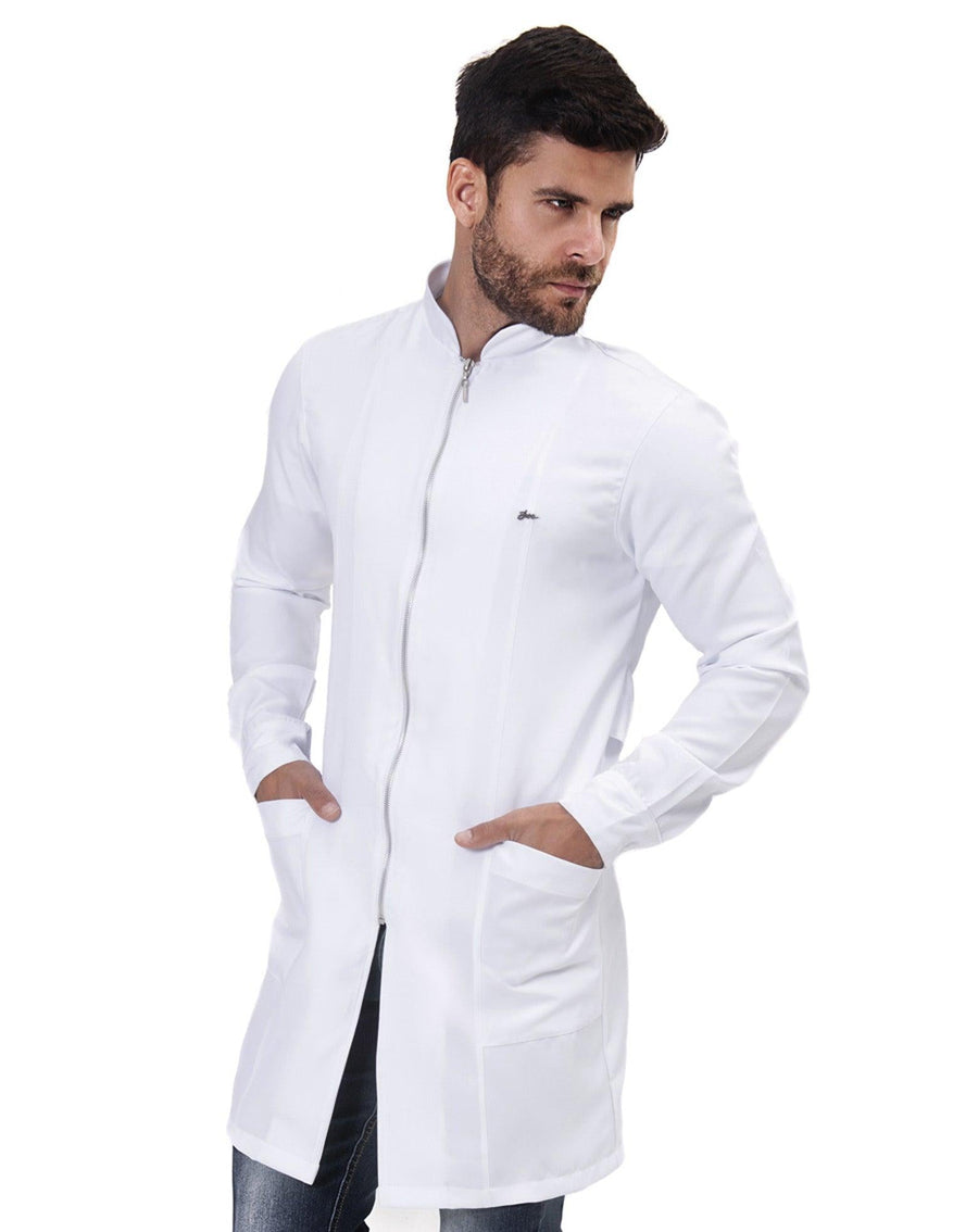 Jaleco masculino Man Smooth branco em vista frontal levemente lateral, com zíper e bolsos frontais amplos