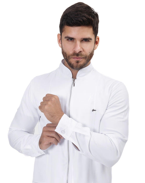 Jaleco masculino Man Smooth branco em meio corpo frontal, gola alta, zíper e punho fechado com botão