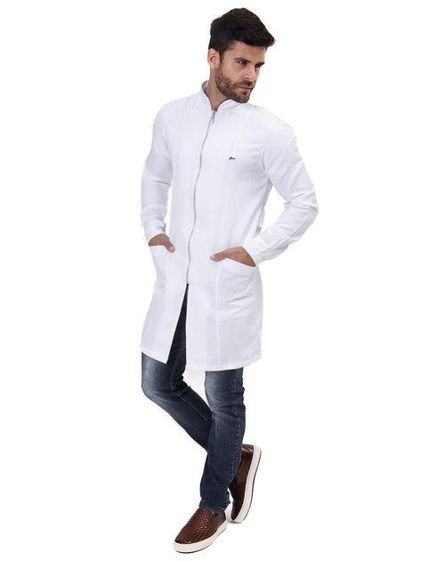 Jaleco masculino Man Smooth branco visto de lado, corpo inteiro com zíper frontal e mãos nos bolsos