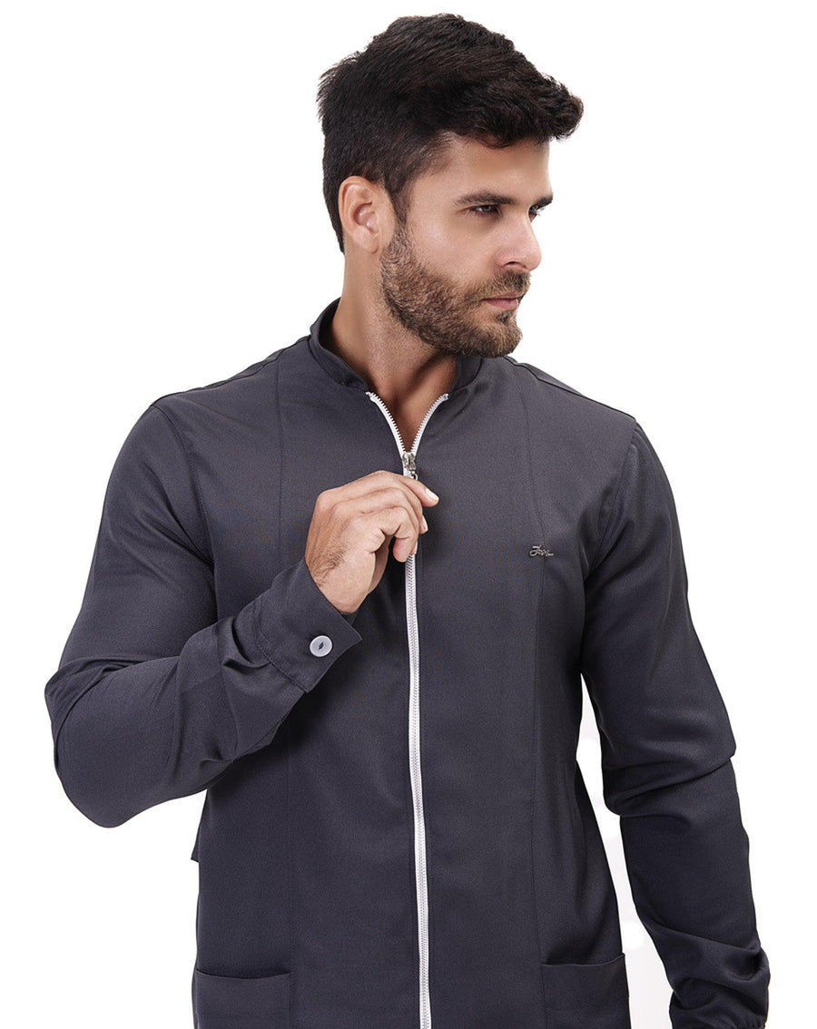 Jaleco masculino Man Smooth cinza chumbo em detalhe do zíper branco, gola alta e punho com botão