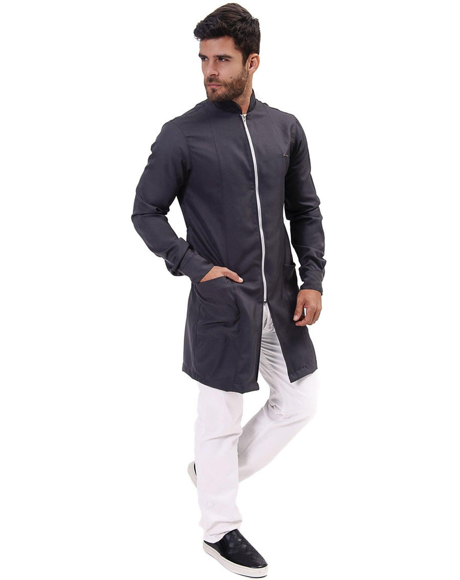 Jaleco masculino Man Smooth cinza chumbo visto de lado, corpo inteiro com zíper e mão no bolso frontal