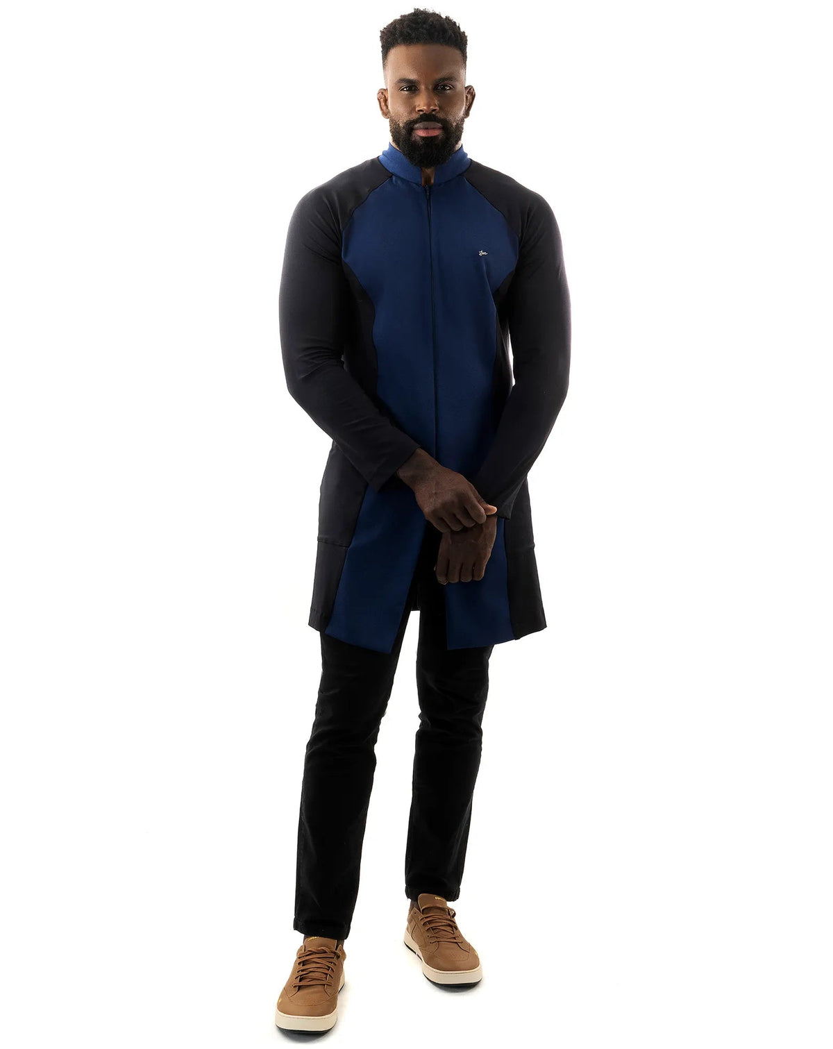 Jaleco masculino Zion azul marinho com preto frontal de corpo inteiro, painéis laterais e mangas em preto — foto 4