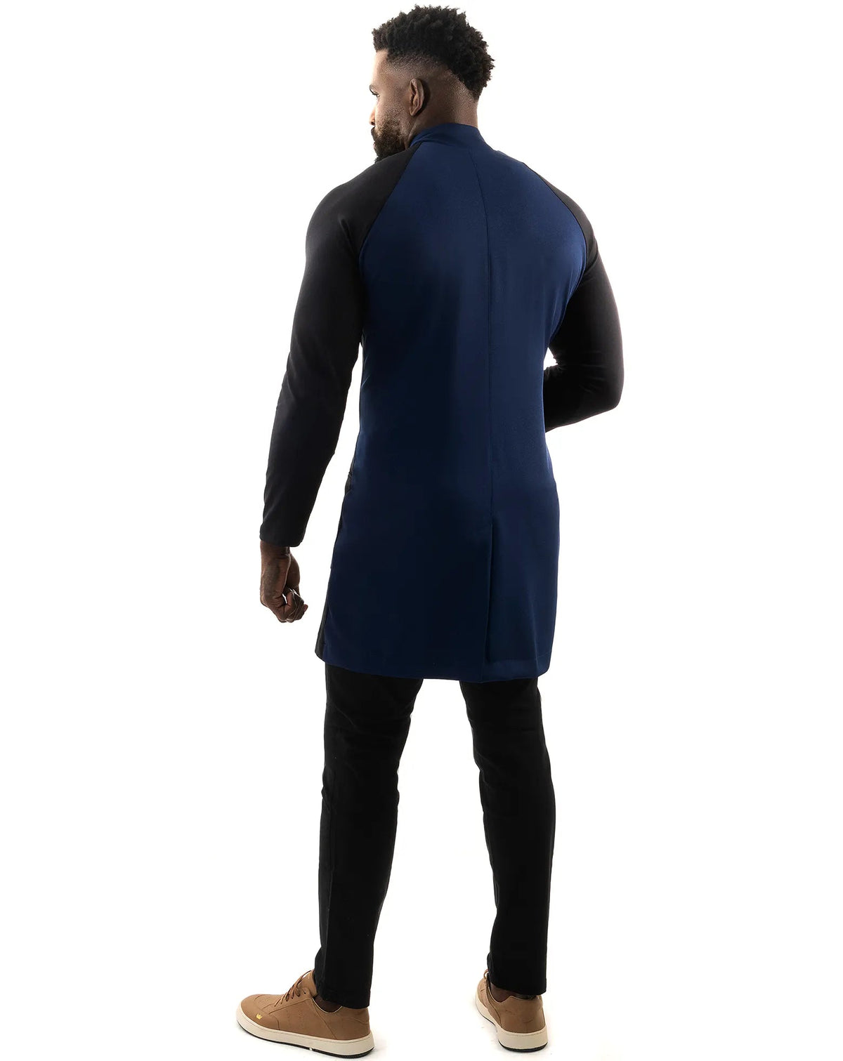 Jaleco masculino Zion azul marinho com preto visto de costas, corpo azul e mangas longas pretas em recorte raglan — foto 2