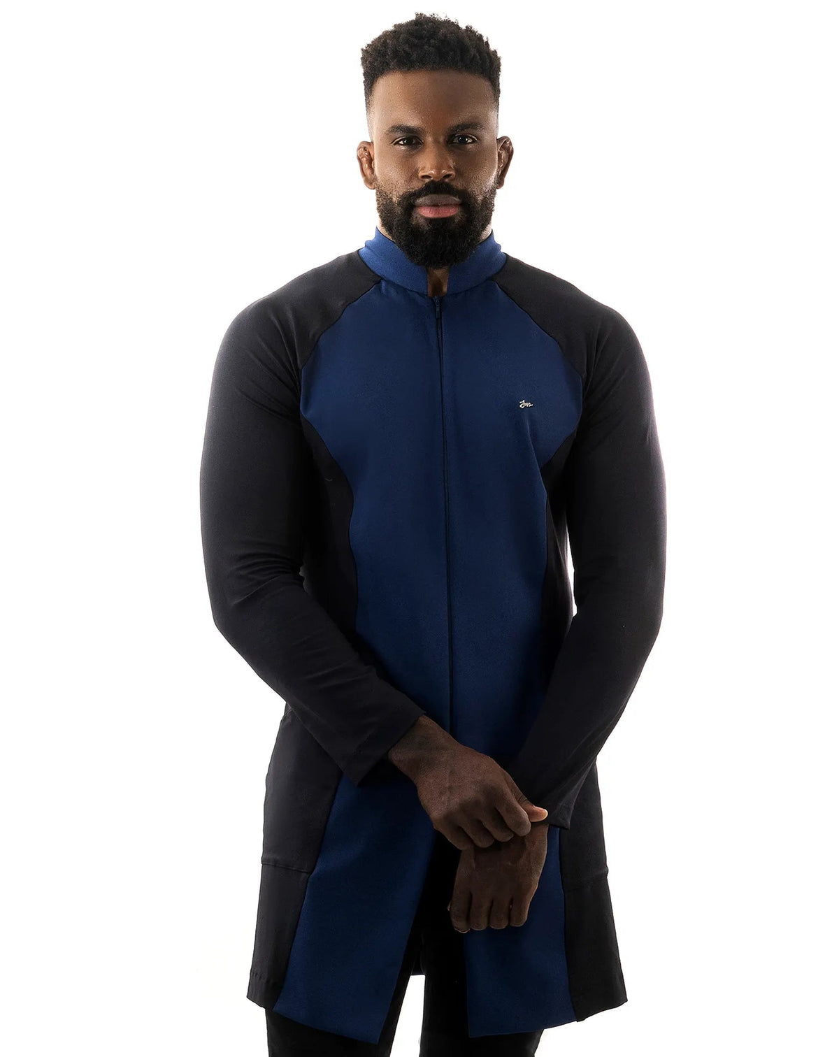 Jaleco masculino Zion azul marinho com preto em vista frontal, gola alta e mangas raglan pretas contrastantes