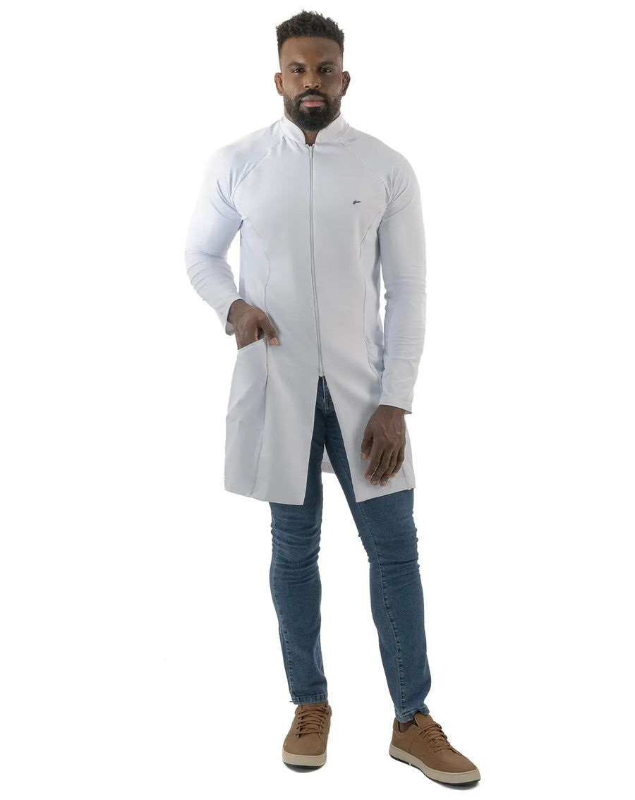 Jaleco masculino Zion branco de corpo inteiro, zíper frontal fechado e mão apoiada no bolso lateral