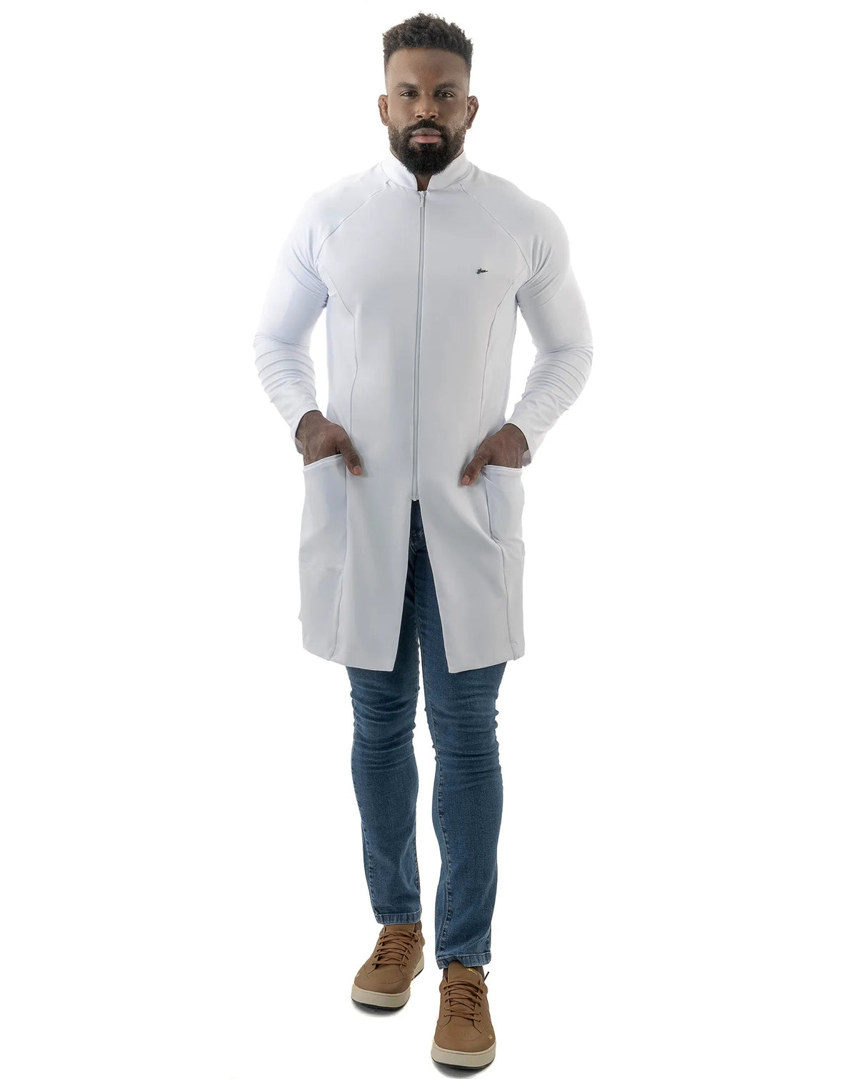 Jaleco masculino Zion branco frontal de corpo inteiro, com zíper, mangas raglan e mãos nos bolsos frontais