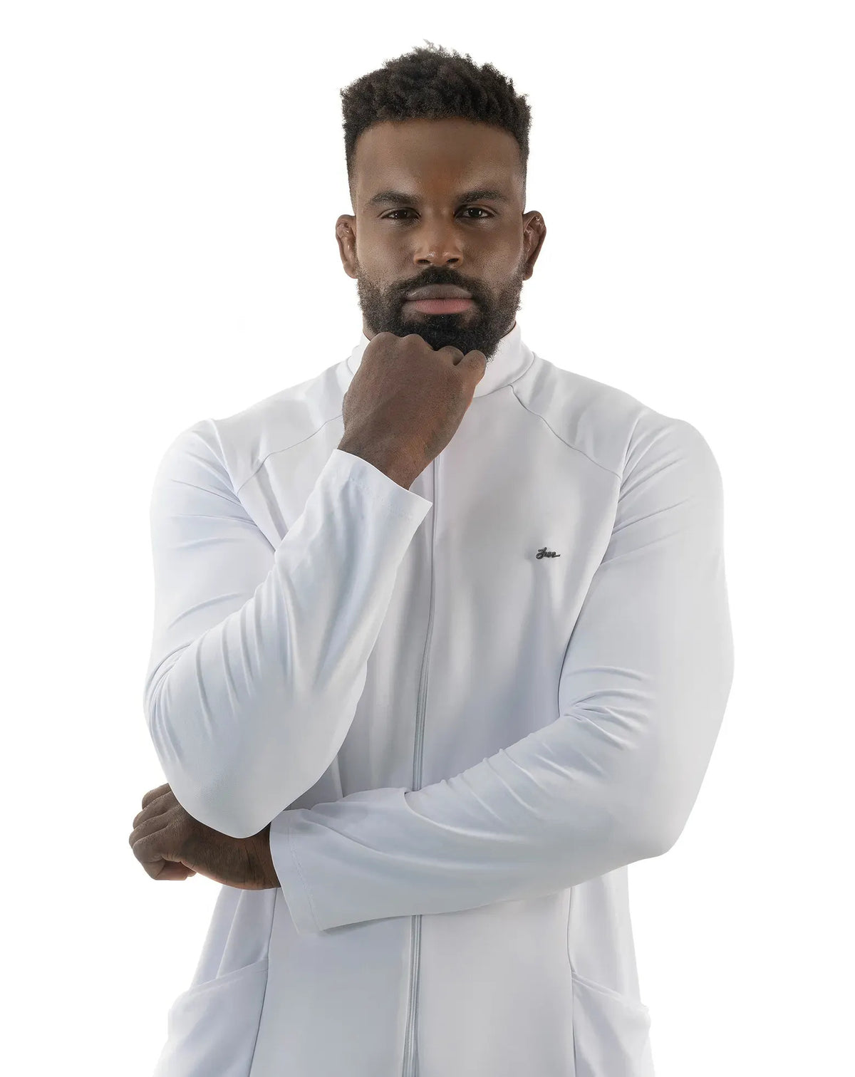Jaleco masculino Zion branco em frontal aproximado de meio corpo, gola alta, zíper e costuras raglan — foto 2
