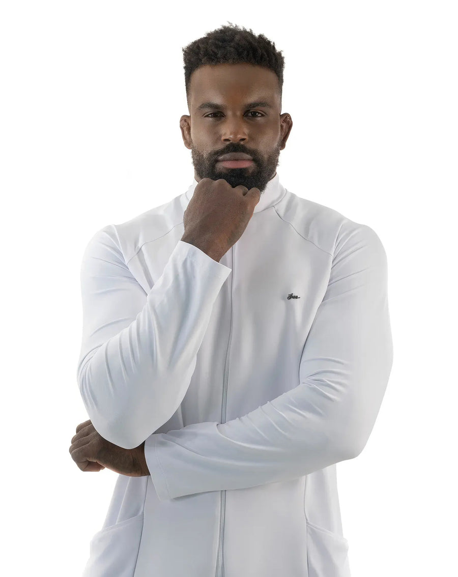 Jaleco masculino Zion branco em frontal aproximado de meio corpo, gola alta, zíper e costuras raglan