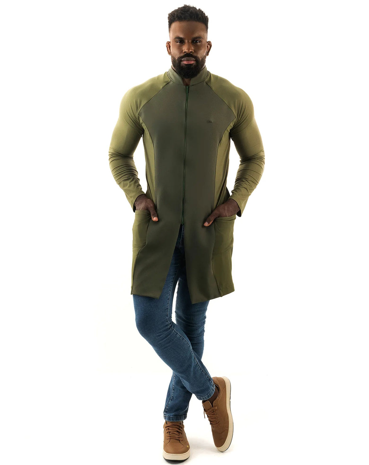 Jaleco masculino Zion verde militar de corpo inteiro com pernas cruzadas, mangas raglan e mãos nos bolsos — foto 4