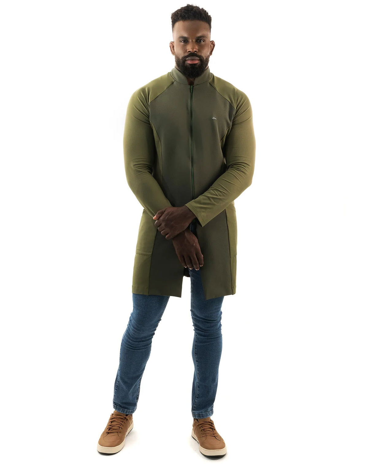 Jaleco masculino Zion verde militar frontal de corpo inteiro, gola alta, zíper e mangas raglan em tom contrastante