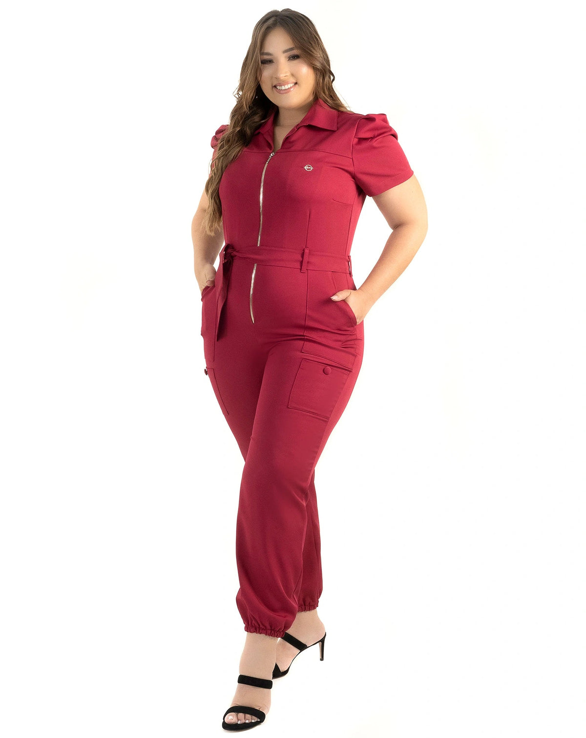 Macacão feminino Larissa cereja em modelo plus size, frontal de corpo inteiro com zíper e bolso cargo na perna — foto 5
