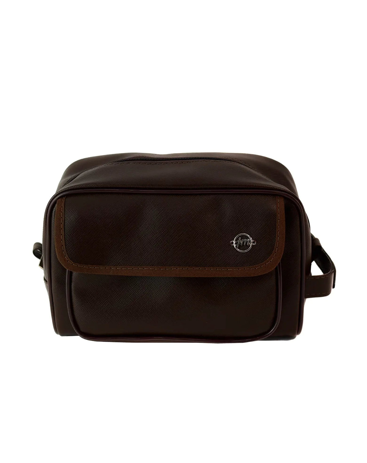 Necessaire Masculina Joy Marrom vista de frente, com bolso frontal de aba costurada e logo metálico da marca — foto 5