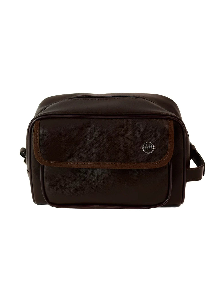 Necessaire Masculina Joy Marrom vista de frente, com bolso frontal de aba costurada e logo metálico da marca