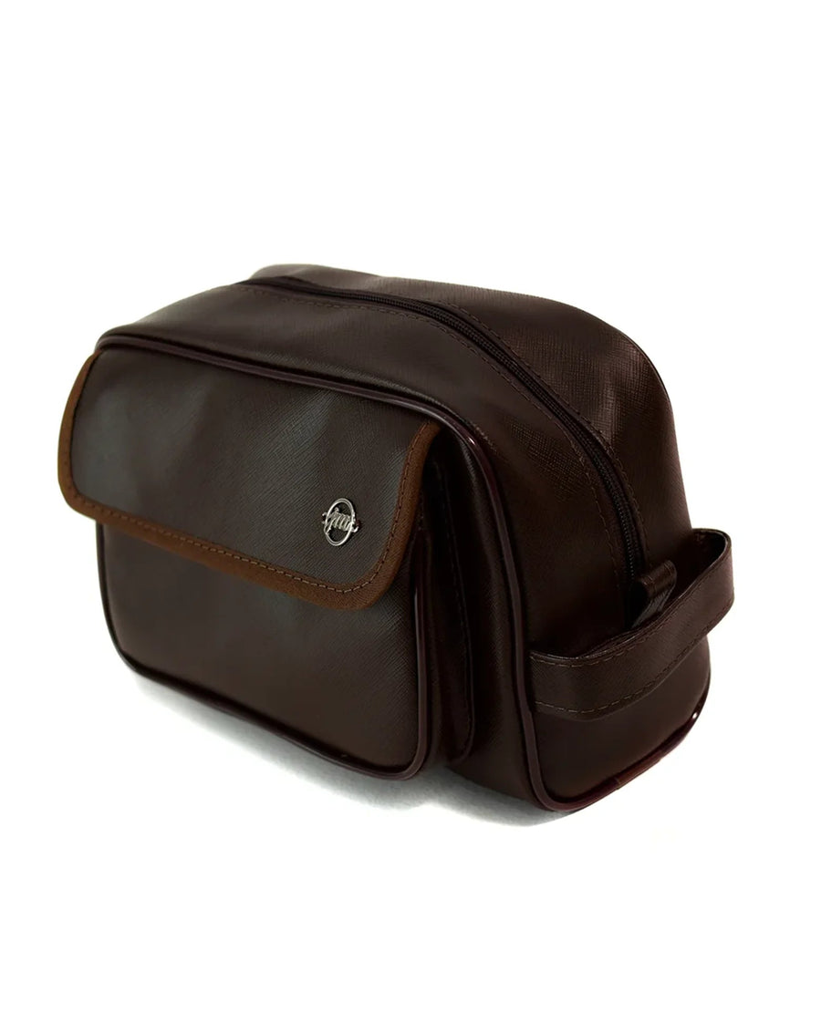 Necessaire Masculina Joy Marrom em outro ângulo lateral, destacando a aba do bolso frontal e o zíper superior