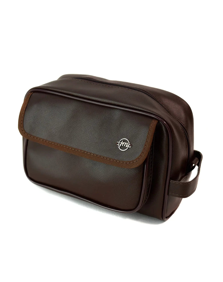 Necessaire Masculina Joy Marrom em ângulo lateral, com bolso frontal de aba com logo metálico e alça de mão