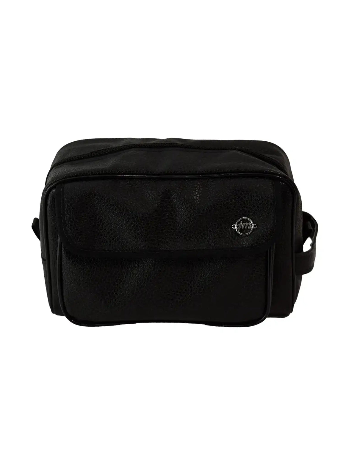 Necessaire Masculina Joy Preta vista de frente, com bolso frontal de aba, logo metálico e zíper superior
