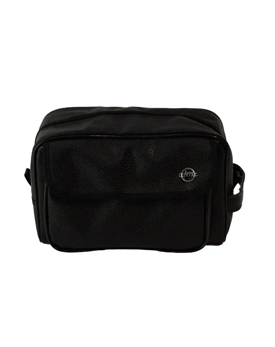 Necessaire Masculina Joy Preta vista de frente, com bolso frontal de aba, logo metálico e zíper superior