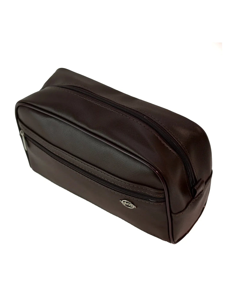 Necessaire Masculina Lee Marrom vista superior em ângulo destacando o zíper principal e a textura do material