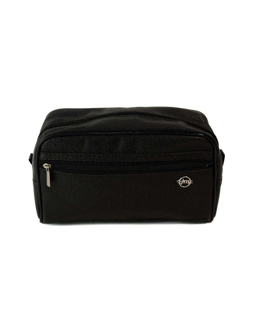 Necessaire Masculina Lee Preta vista de frente com bolso frontal de zíper e logo metálico em material texturizado