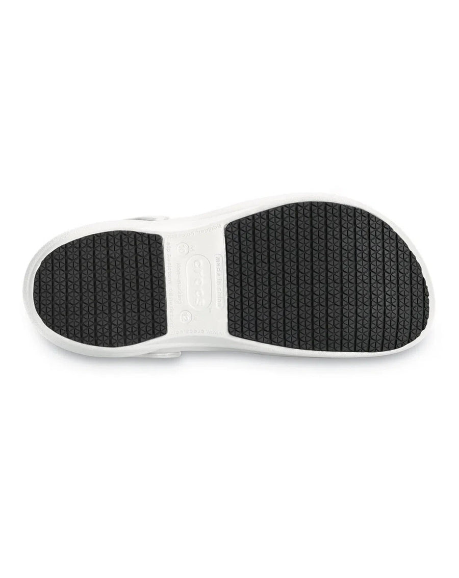 Detalhe do solado da Sandália Crocs Bistro Clog White com borracha preta antiderrapante de textura em relevo