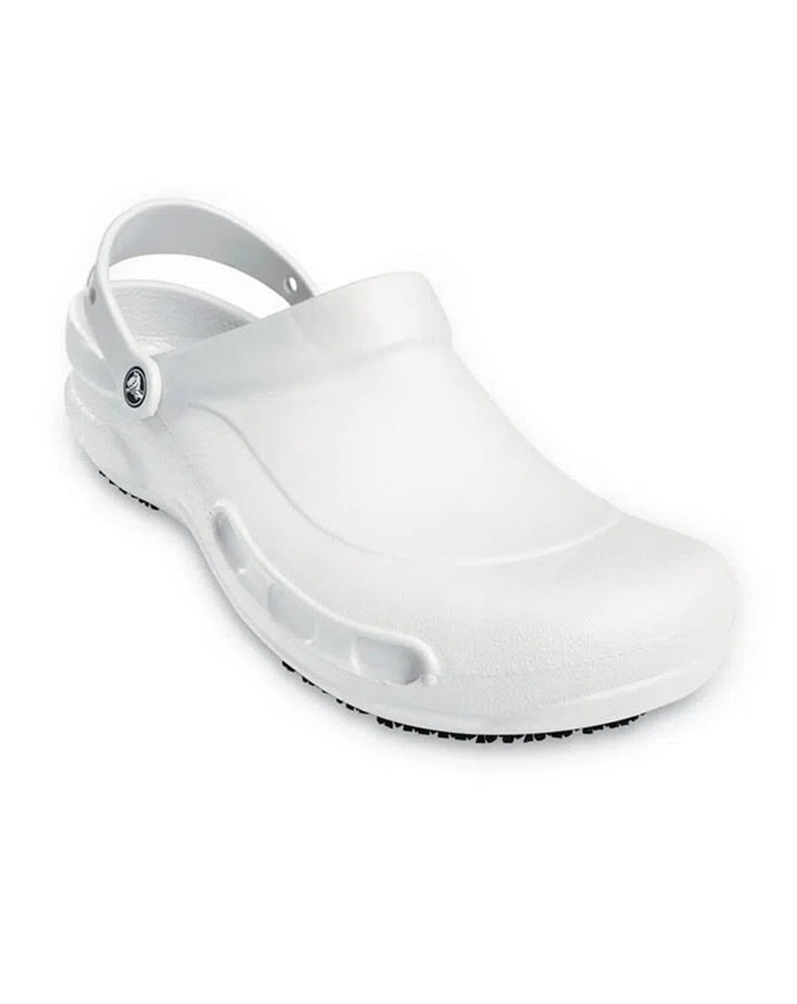 Sandália Crocs Bistro Clog White branca em ângulo frontal mostrando o bico fechado sem furos e a tira traseira