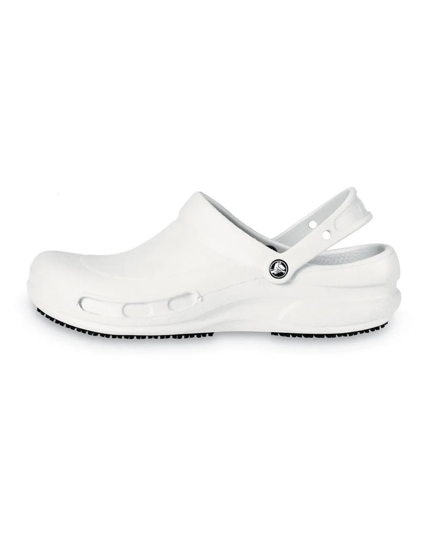 Sandália Crocs Bistro Clog White branca vista da lateral interna com pino do logo Crocs e solado antiderrapante preto
