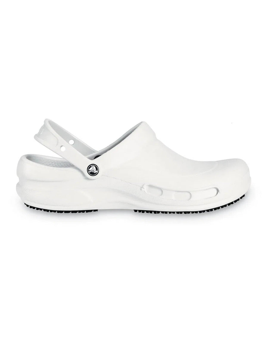 Sandália Crocs Bistro Clog White branca em vista lateral com tira traseira ajustável e solado preto antiderrapante